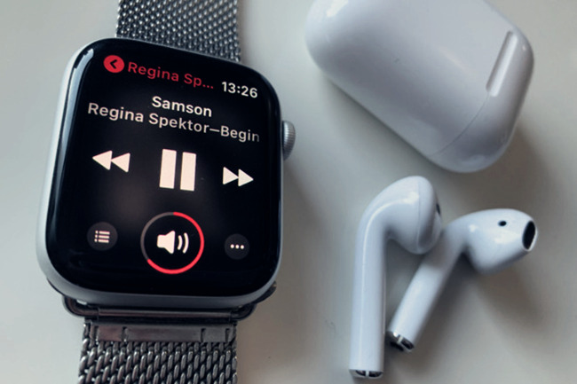 how to play music from apple watch without headphones